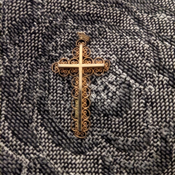 Gold plated cross pendant - Picture 2 of 3